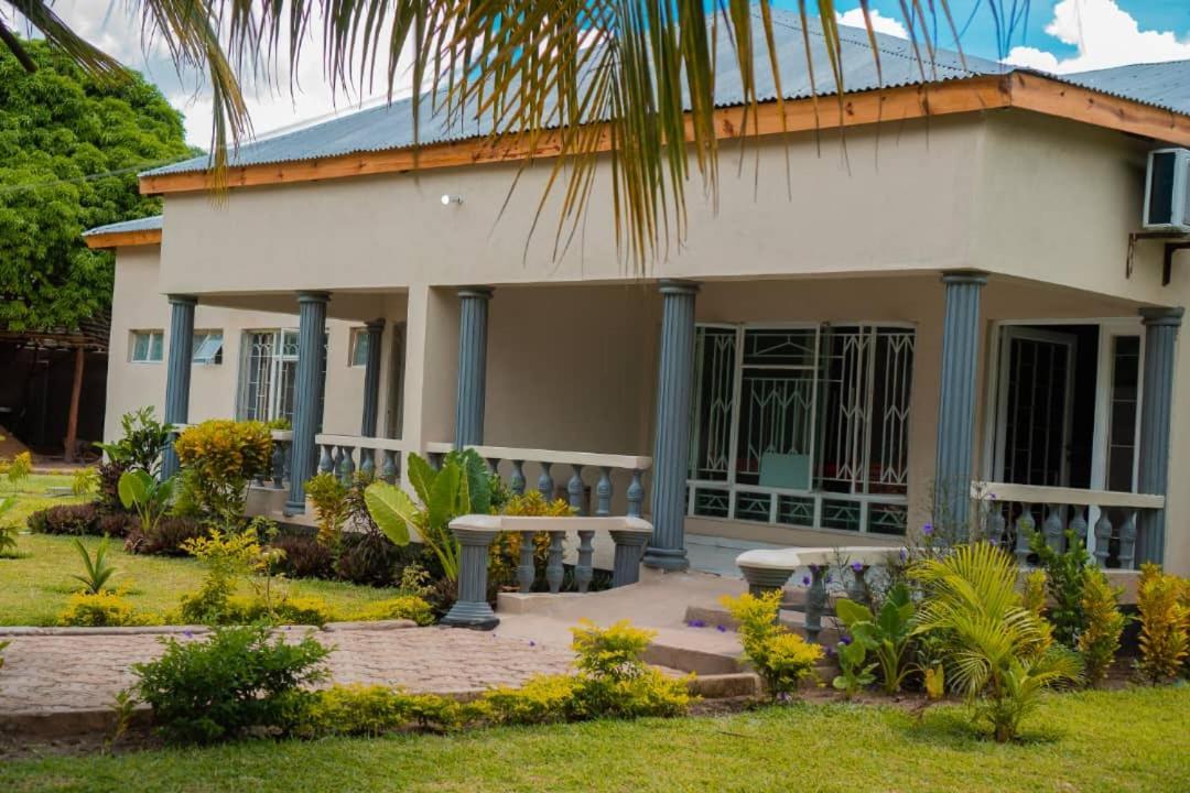 Adams Lodges Ltd Mangochi Екстериор снимка